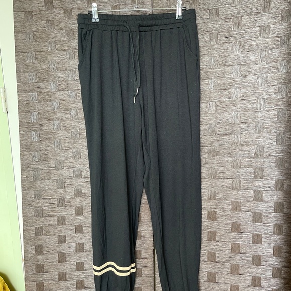 Black & Tan Stripe Two-Piece Lounge Set – Size M - Picture 5 of 7